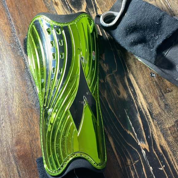 Diadora soccer shin pads size 9” - Picture 9 of 17
